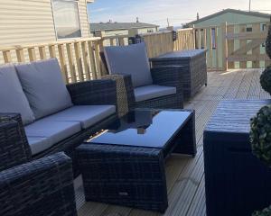 2 Bed-Sleeps4-Beachfront-Free Parking