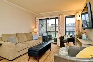 Resort Paradise Across Street from Beach Oceanfront Pool - Ocean Drive Beach