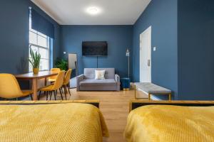 BRAND NEW The Palms: Luxury Family Residence