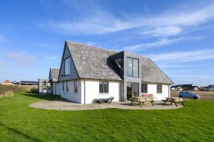 Pool house with beautiful view by the sea - SJ650