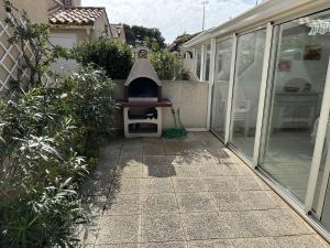 HOLIDAYLAND 239 VILLA T3 MEZZANINE 8 couchages climatisé avec véranda NARBONNE PLAGE