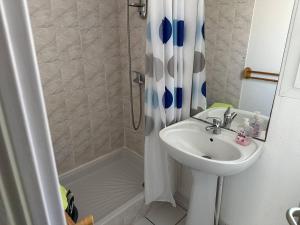 HOLIDAYLAND 239 VILLA T3 MEZZANINE 8 couchages climatisé avec véranda NARBONNE PLAGE