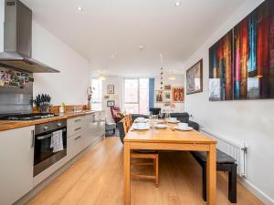 London Apartment near Tower Bridge and Tube - Pass the Keys