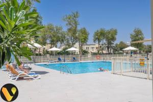 Vogue Vacation Homes, Springs Emirates Living near The Springs Souk, JBR, Marina, Mall of the Emirates, Spacious Villa with Garden and access to Lake andAmenities in the Community