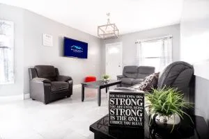 The Maid of the Mist Villa- With Private Yard & Parking, Minutes From Falls & Casino by Niagara Hospitality - Chippewa