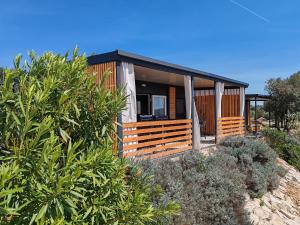 New! Mobile Home Domina near the beach with shared pool - 3hvězdičkové hotely ve městě Pirovac