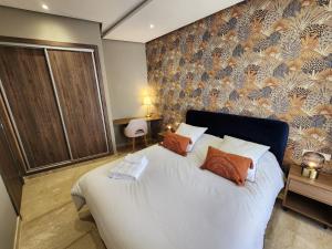 The Twenty-Six Palmier by IB Signature - Design 1Bedroom Apt with Wifi, Parking, Self check-in, 24 x7 Security - City View with terrace - Walk to Cafes! City Centre, Tram