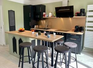 Le Moulin de Bury, Maison de campagne au bord de la rivière à 13 kms au Sud de Rennes