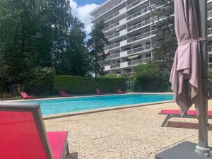Mont Royal - piscine - balcon vue imprenable sur les montagnes