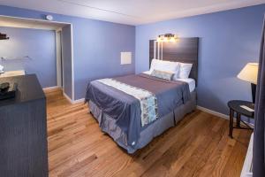 Deluxe Room (2 Adults + 1 Child) room in Sunrise Inn Hershey