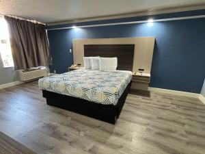 1 King Bed Jetted Tub Smoking room in Americas Best Value Inn - Memphis