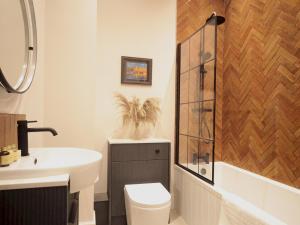 Apartment 5 Old Conservative Club in Historic Town - Pass the Keys