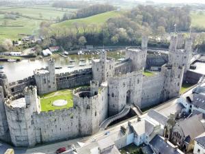 Apartment 5 Old Conservative Club in Historic Town - Pass the Keys
