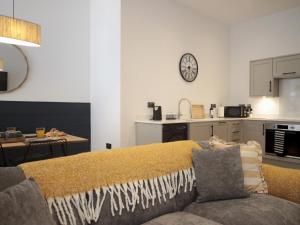 Apartment 5 Old Conservative Club in Historic Town - Pass the Keys