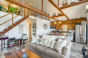 Dog-Friendly Westover Cottage with River Access!