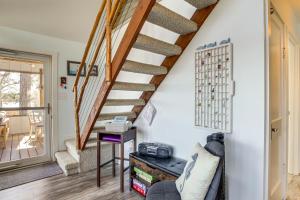 Dog-Friendly Westover Cottage with River Access!