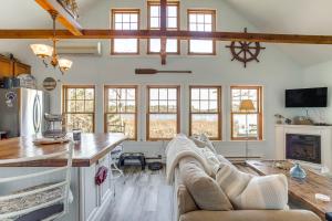 Dog-Friendly Westover Cottage with River Access!