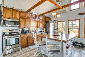 Dog-Friendly Westover Cottage with River Access!