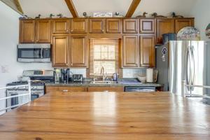 Dog-Friendly Westover Cottage with River Access!