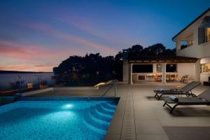 Luxury Villa Sea Whisper with private pool, sauna, jacuzzi and gym by the sea - Šibenik