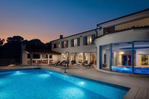 Luxury Villa Sea Whisper with private pool, sauna, jacuzzi and gym by the sea - Šibenik