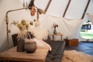 Slapen tussen de schapen in de Tante Tipi