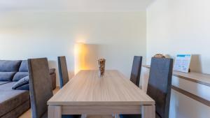 Modern & Bright 2 BDR Apartment by LovelyStay