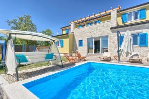 Ferienhaus mit Privatpool für 12 Personen ca 280 qm in Mužini, Istrien Binnenland von Istrien