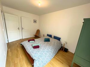 Appartements L-Ethnique - T2 Neuf avec Parking - RER A & Paris : photos des chambres