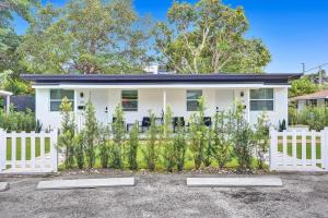Hallandale Beach Modern apartment Chic Backyard