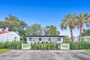 Hallandale Beach Modern apartment Chic Backyard