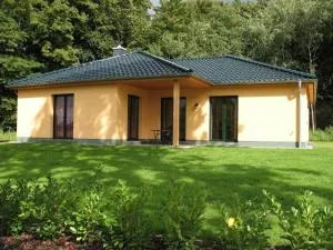 Ferienhaus in ruhiger aber zentraler Lage, mit zwei Terrassen und Garten - Steinfeld