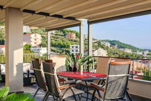 Penthousewohnung in Makarska mit Whirlpool, Terrasse und Meerblick