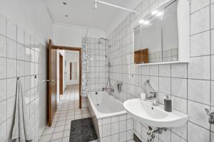 Wupper Home II, Top Lage Ideal für Geschäftsleute, Monteure, Familien, 3 Zimmer, Flachbild-TV