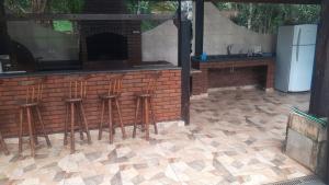 Casa de campo agradável com piscina, parquinho, lago, riacho, quadra, sinuca e mais!