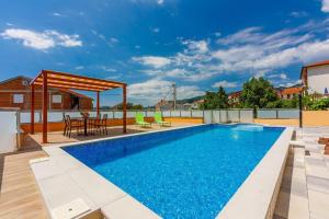 Ferienwohnung in Novi Vinodolski mit Terrasse, gemeinsamem Pool und Grill und Panoramablick