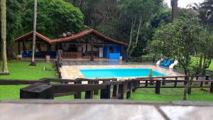 Casa de campo agradável com piscina, parquinho, lago, riacho, quadra, sinuca e mais!
