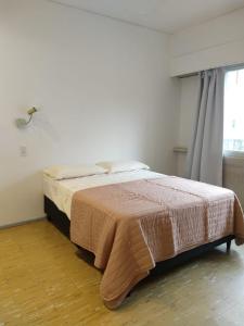 Habitaciones con baño compartido en Departamento Mid Century Modern