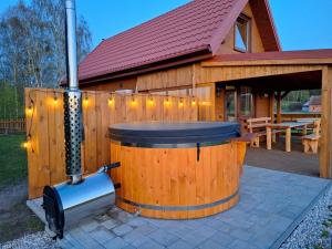 Domek letniskowy ze stawem