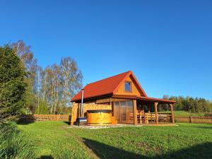 Domek letniskowy ze stawem