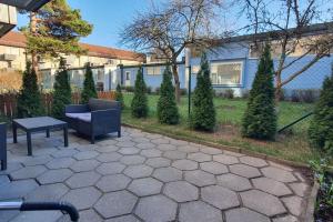 Apartment with garden near metro!