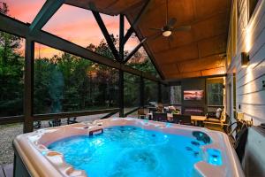 NEW Farmhouse-Chic Cabin with Hot Tub & Firepit