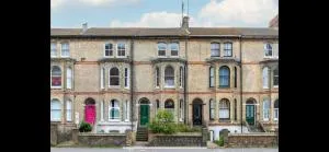 Spacious apartment - 2 dogs live at the property - Preston