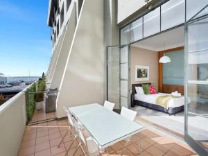 Lovely Bright Apartment with Balcony Pool and Gym