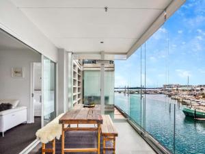 Stunning 2BR Viaduct Views w Parking Zodiak Stays