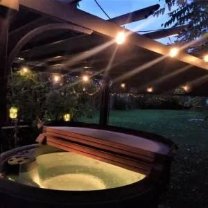 Kosecki Kottage - hot tub, sundeck, firepit & more - Turkey Point