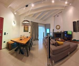 Alexiou Luxury Villa with treehouse