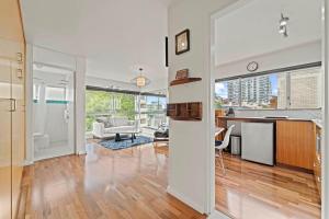 Heart Of The City Minutes from Macleay Street