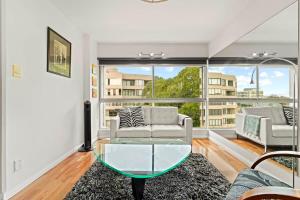 Heart Of The City Minutes from Macleay Street