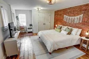 Beautiful Boho Villa on Vine in the heart of Lancaster - Safe Harbor